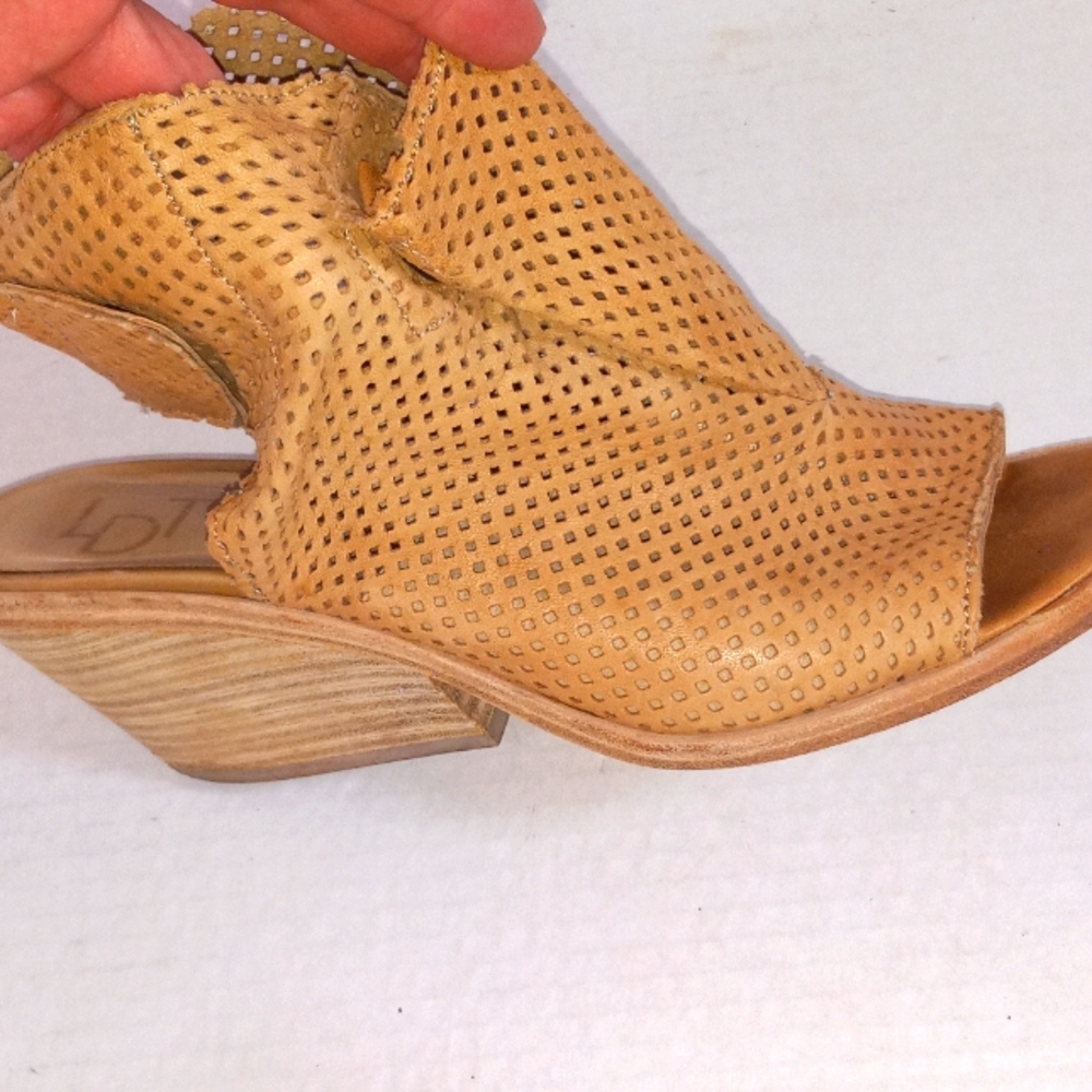 LD TUTTLE “The Bow” Perforated Beige Leather Peep-toe Sandals Size US 8 1/2/ 39